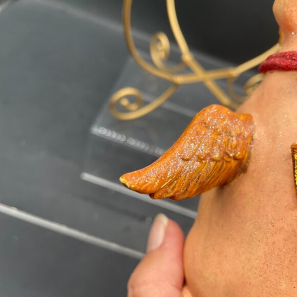 Resin Flying Pig with Flower Basket Glitter Pig Ornament with Display Stand - Picture 7 of 9